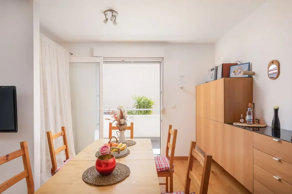 Modern apt With Terrace 4 min Walk to the Beach