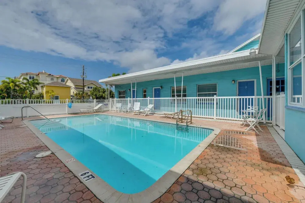 Madeira Beach Studio: Walk to John's Pass!