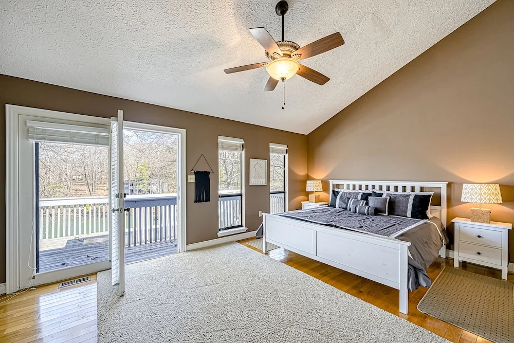 Amuse Cove - Lakefront Home With Private Dock, Pool, Tennis & Wide Boat Launch