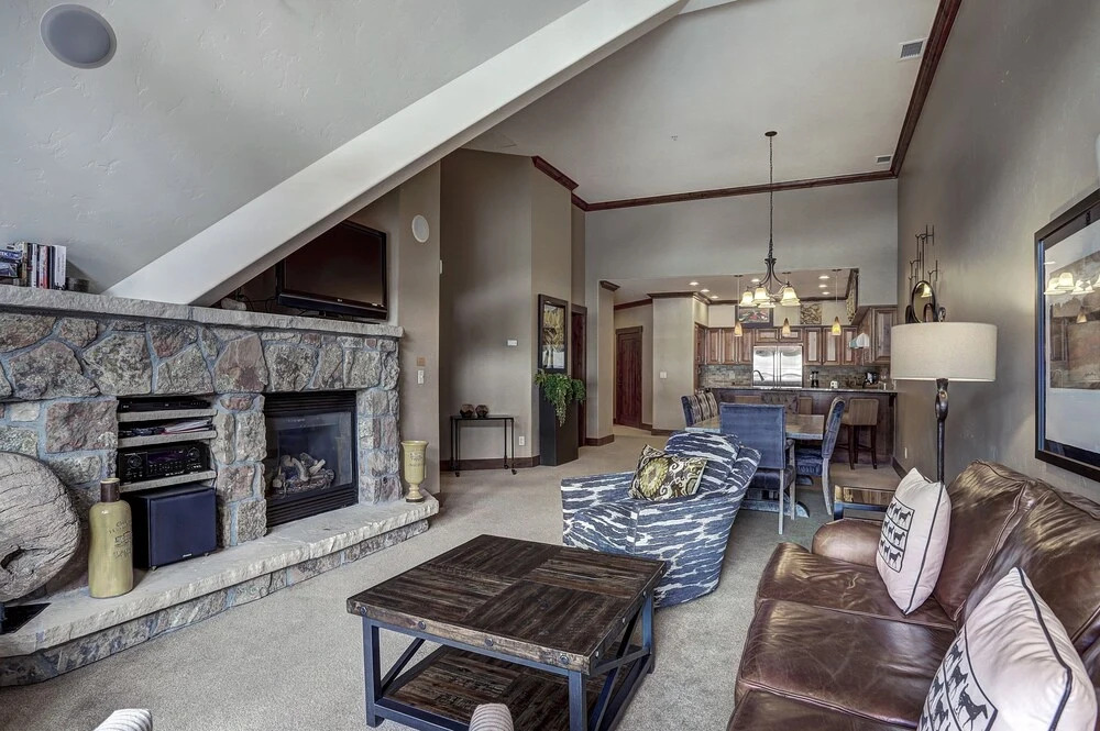 Ski-In, Ski-Out Luxury 4 Bdrm/4 Bath on Peak 7 Condo