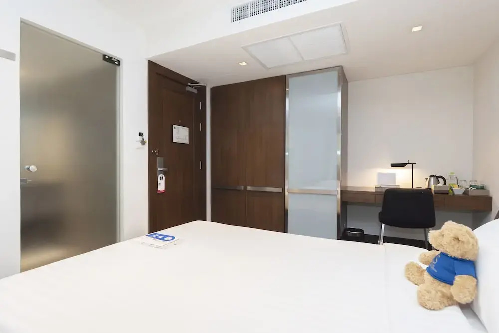 Silver Living Phrom Phong by Favstay