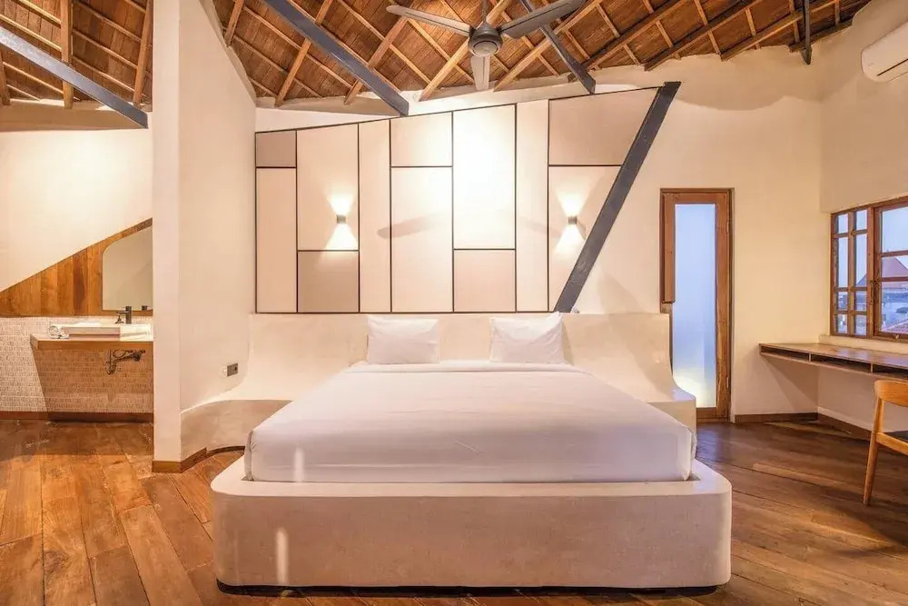 Gorgeous 2-br Penthouse, 800m to the Beach