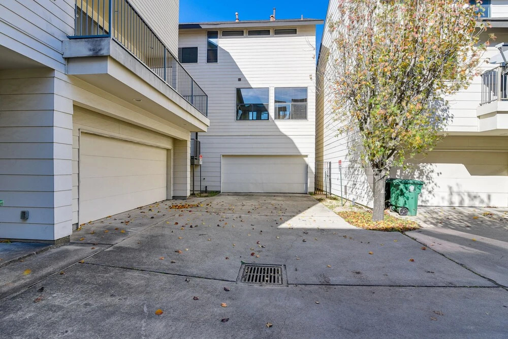 Pet-friendly Houston Townhome: 2 Mi to Downtown
