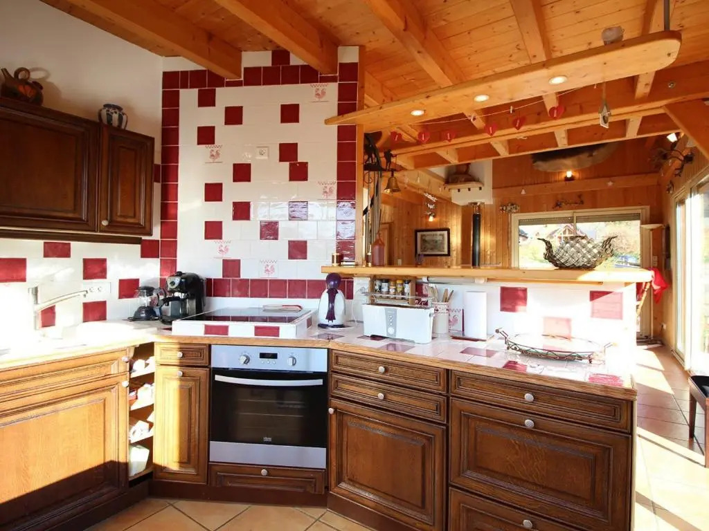 Chalet spacieux avec parking et WiFi au Mont Dore - FR-1-608-106