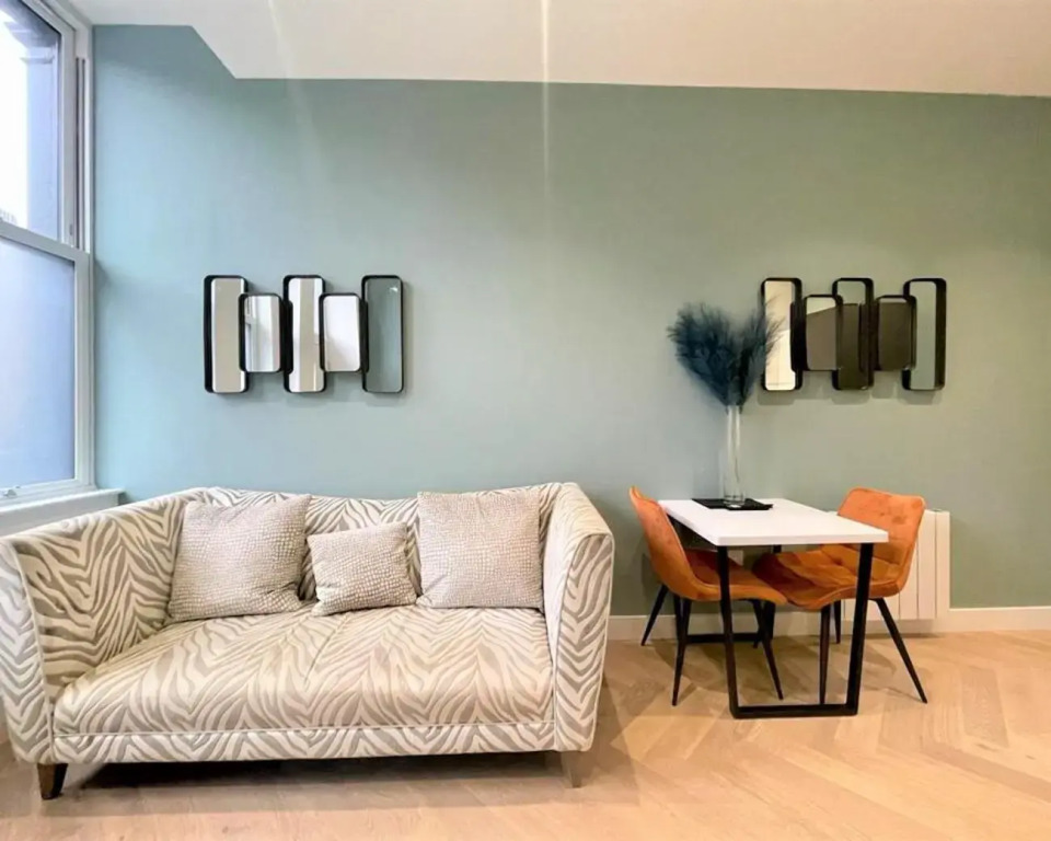 Trendy and Newly Reno'd 1 Bed Nr The Meadows