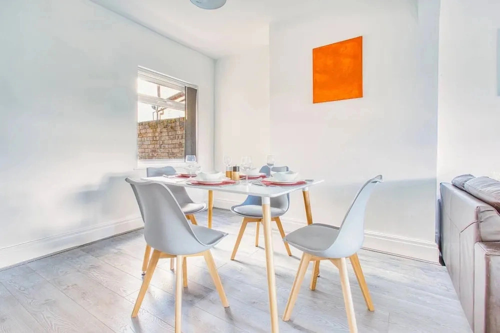 Modern 3-bed Home Sleeps 6 With Parking Fast Wifi Perfect for Contractors Long Stays