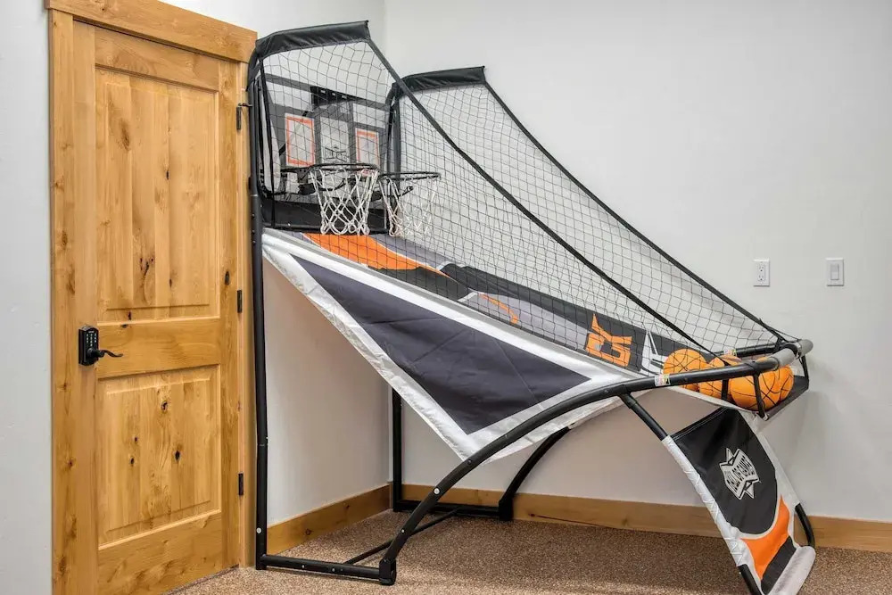 Spring River Retreat by Avantstay Lakefront Luxury w/ Hot Tub, Game Room & Near Bend