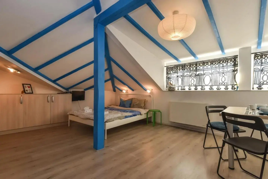 The Ivy House - A Cozy Attic near the City Center