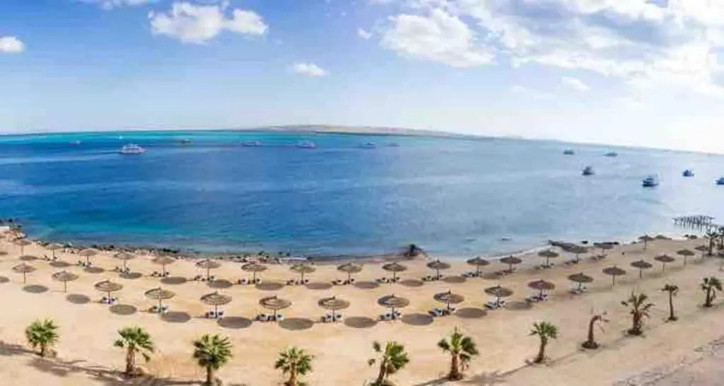 Lovely 2 bedroom condo with beach access & pool!
