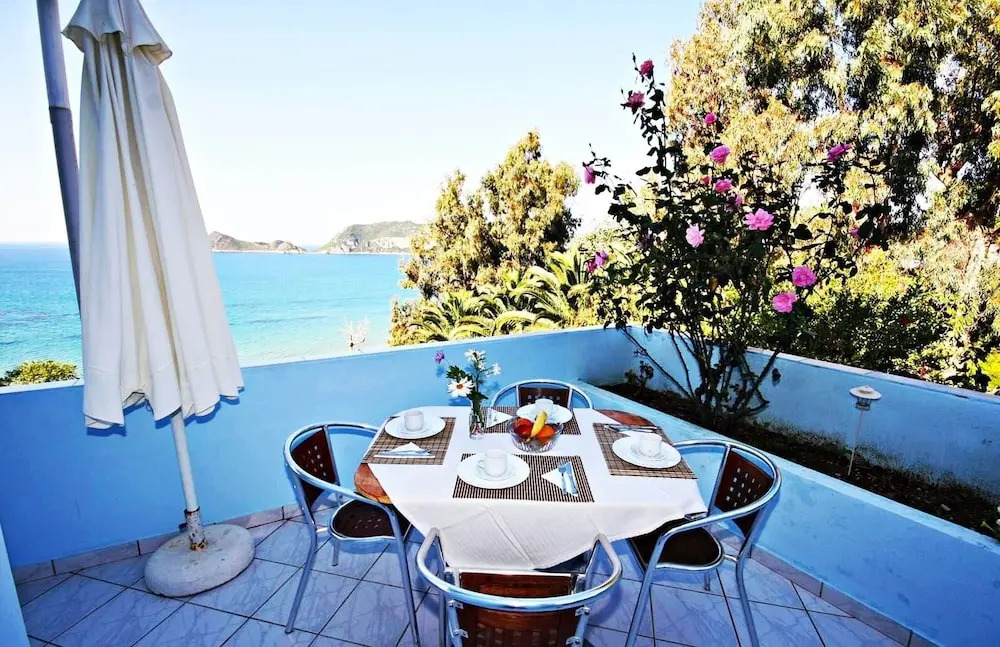 Agios Georgios - 2 Beds - Sleeps 4 - Free Parking