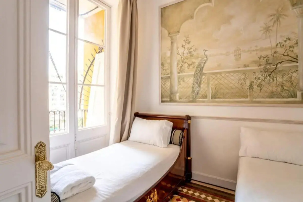 Placa Catalunya V Charming and Exquisite 5Bd Apartment with Large Balcony