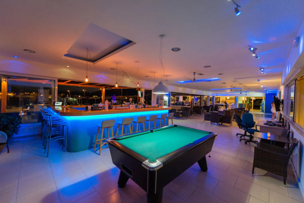 Zoes Hotel & Suites