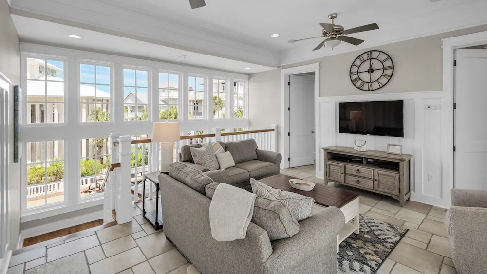 Private Splash Pool + Carriage House, 1 House to Beach w/ Beach Chair Setup!