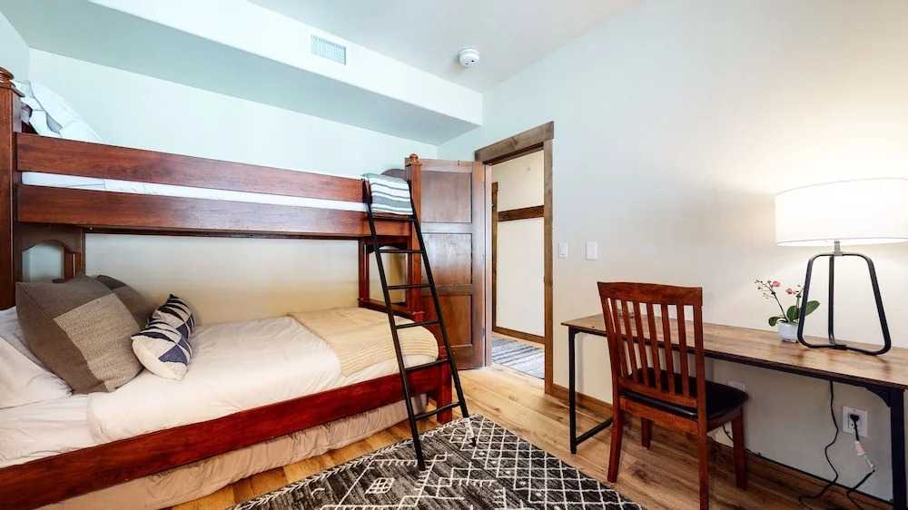 Woodwinds 1265 Luxury Townhouse, Private Hot Tub, 2 Car Garage by RedAwning