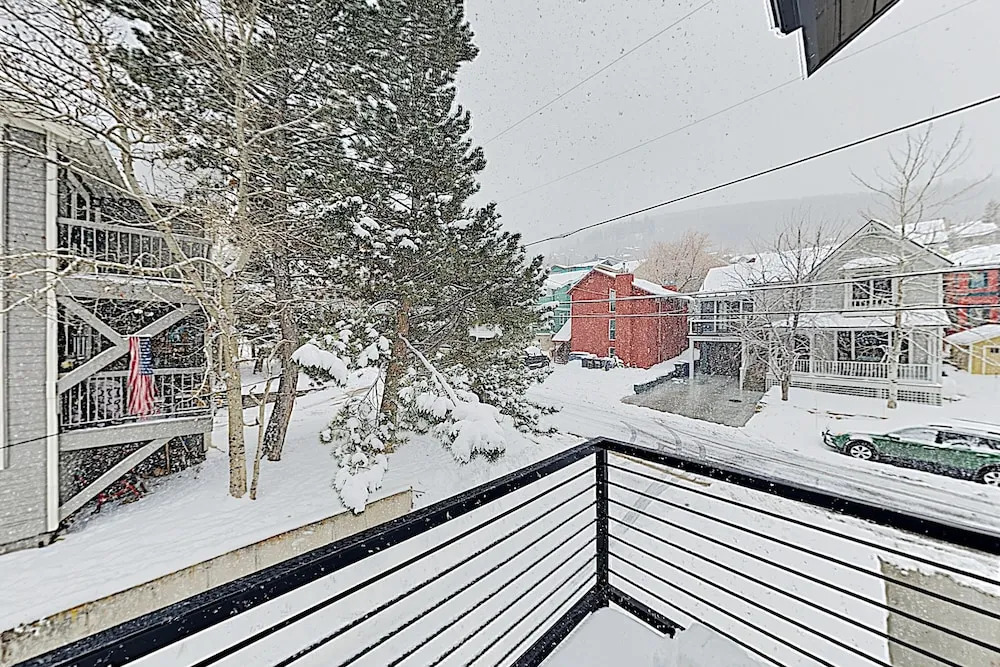 Brand-new W/ Private Hot Tub, Walk To Lift! 3 Bedroom Home