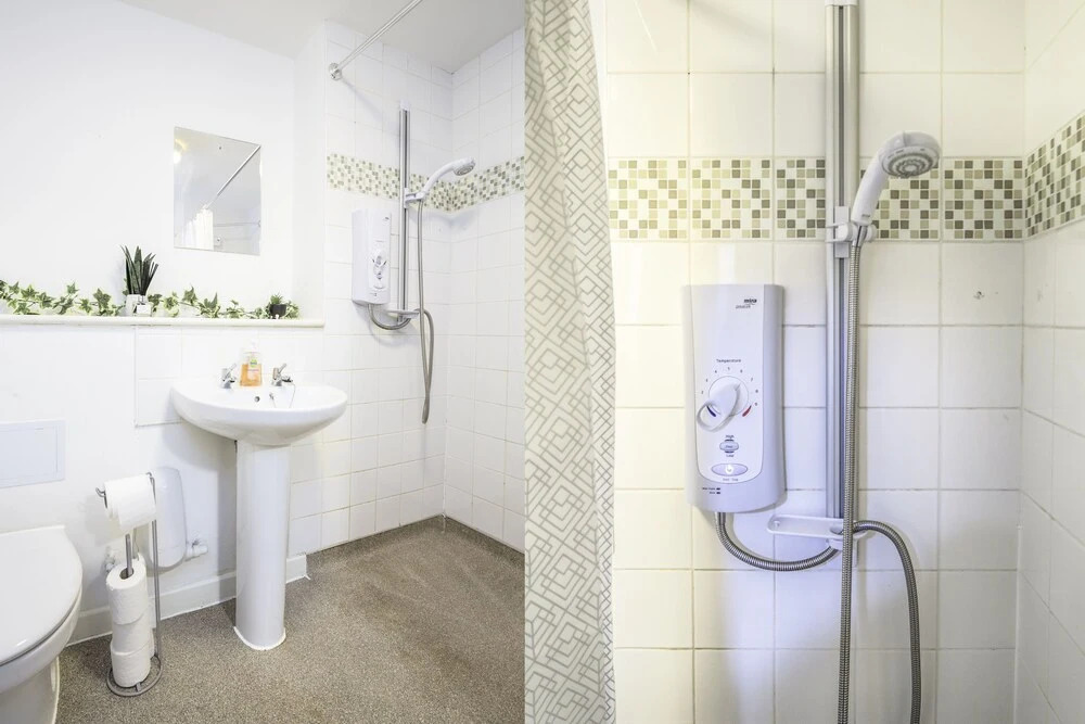 Large Apartment With Balcony Free Parking & Fast Wifi