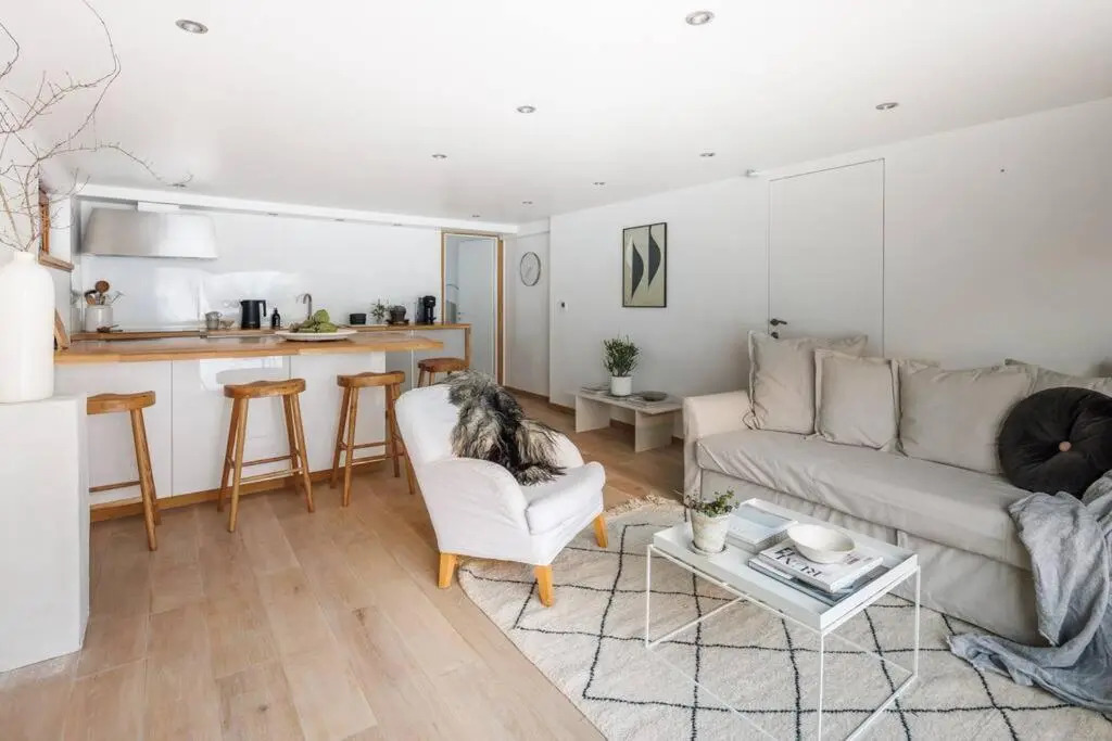 Spacious, contemporary 5Br Chalet with glacial views