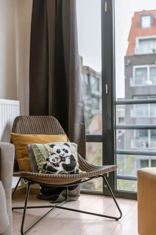 Huswell - Bright Stylish Apartment With Balcony