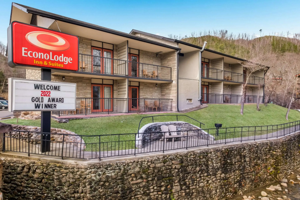 Econo Lodge Inn & Suites on the River