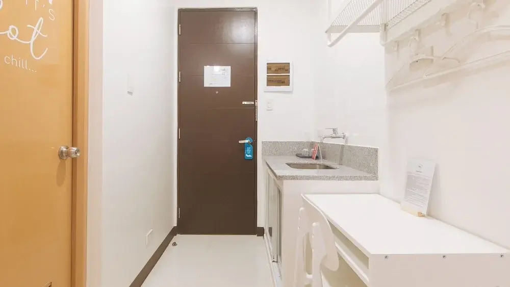 Sans Hotel at One JD Place Makati by RedDoorz
