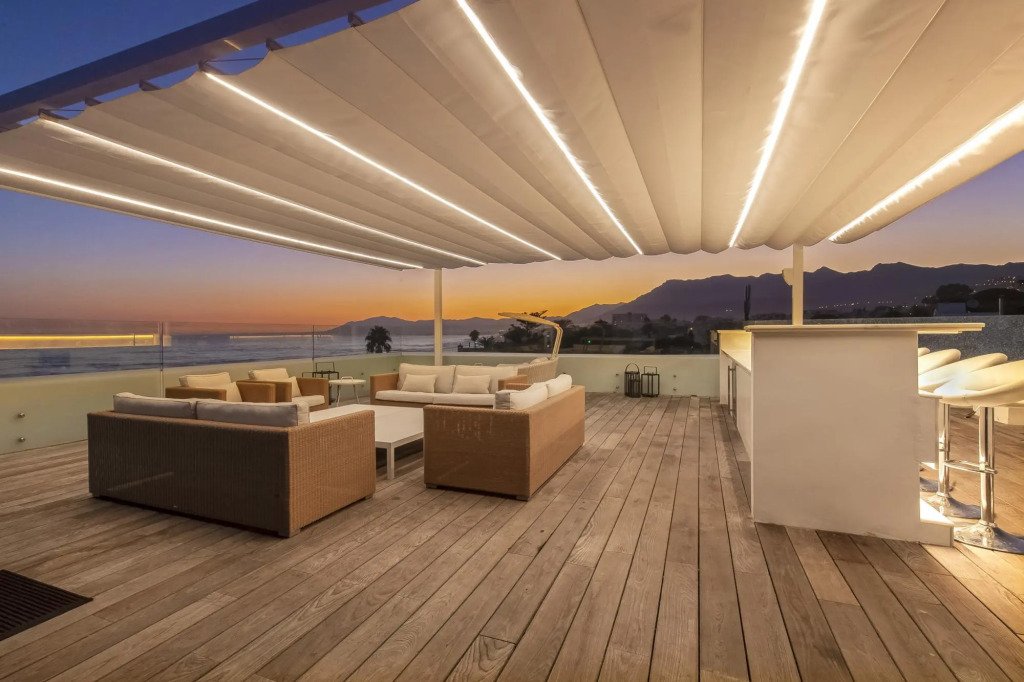 21220 Breath Taking Front Line Beach Villa