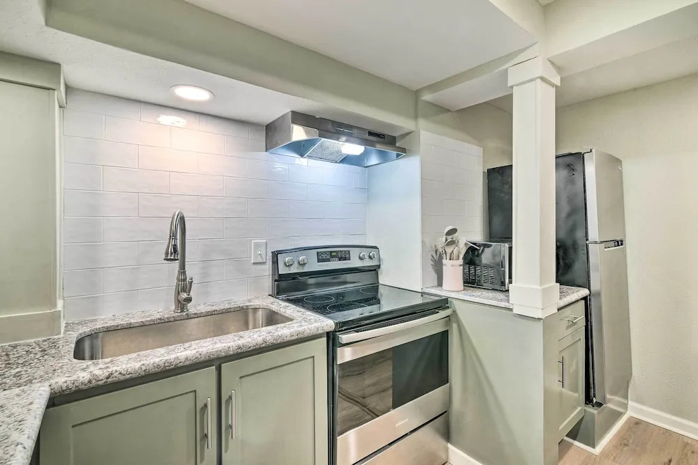 1 Mi to Seawall! Dog-Friendly Coastal Getaway