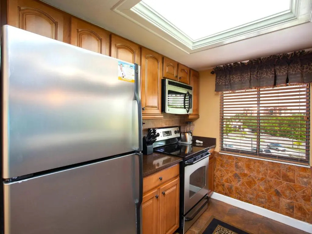 Windward Point 212, 2 Bedroom, Heated Pool Access, Bay View, WiFi, Sleeps 4