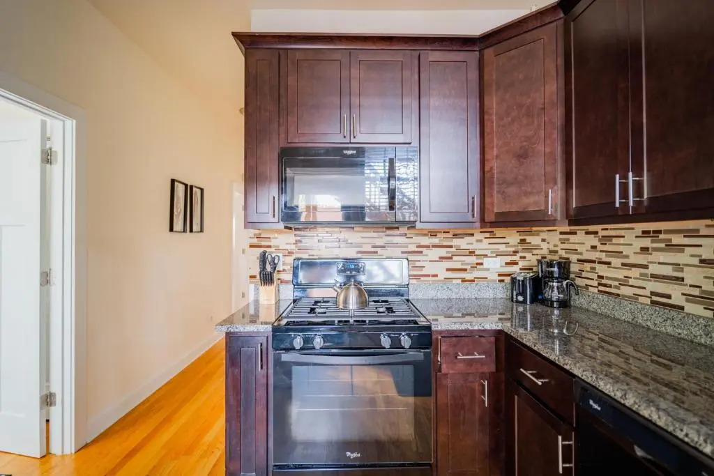 Classy 3BR 2BA Logan Square Apt with Free Parking