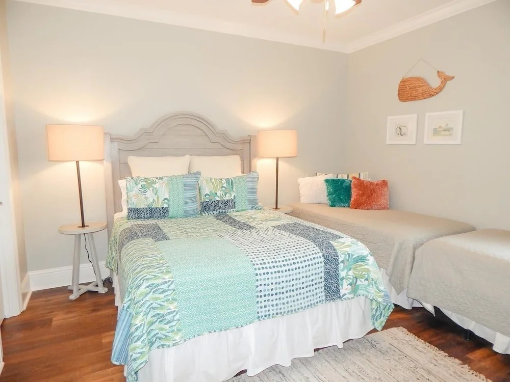 305 Holiday Isle 305 - 2 Br Condo