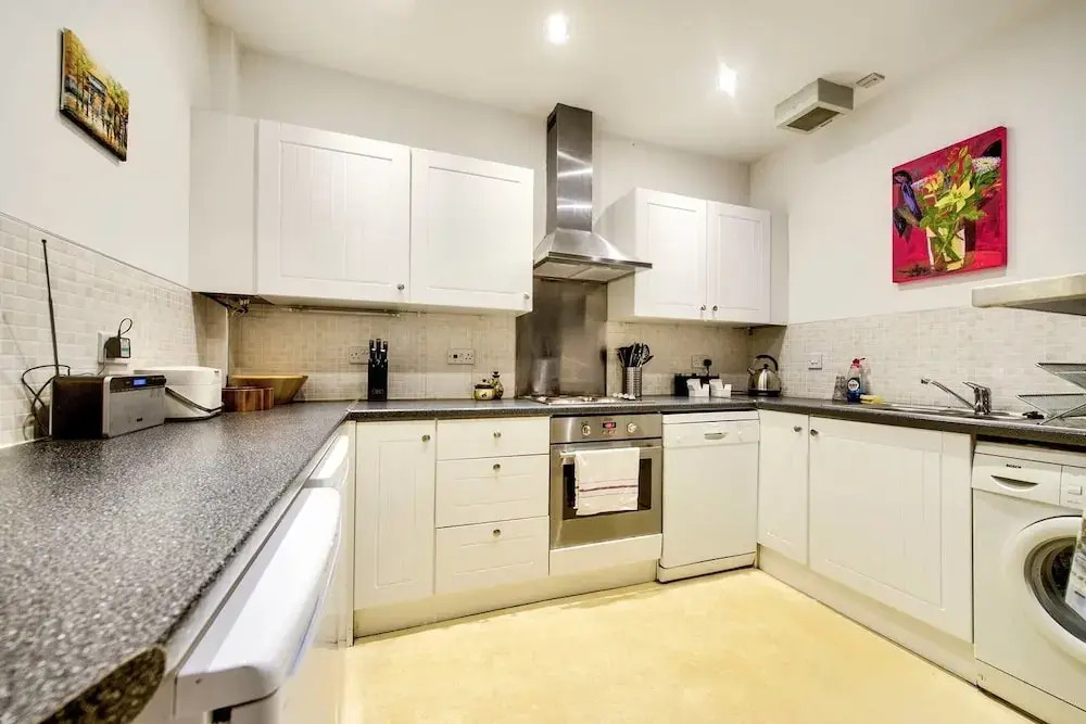 Lovely and Spacious 2BR Home on Comiston Road