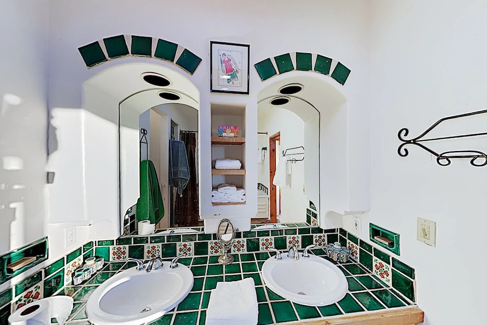 Extraordinary Private W/ Pool & Hot Tubs 6 Bedroom Home