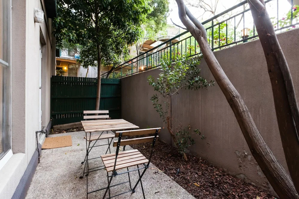 DAWN, 2BDR Carlton Apartment