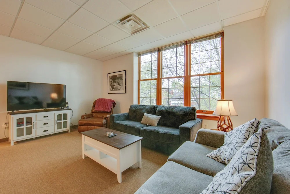 20 Mi to Dtwn Pittsburgh: Pet-friendly Apartment