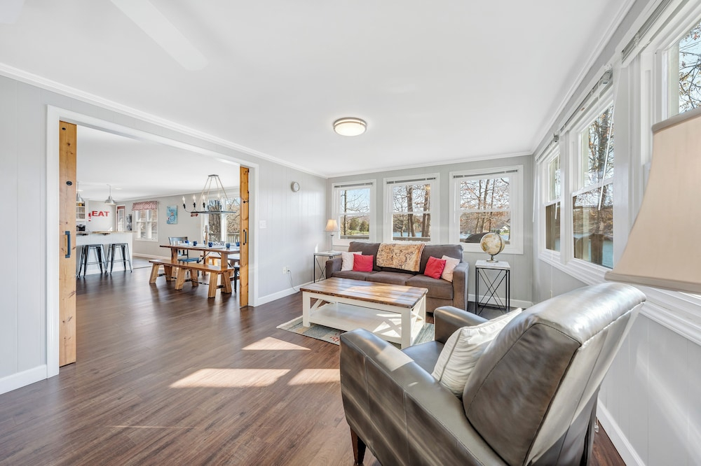 Lake Point Retreat - Lakefront Home With Hot Tub, Fire pit & Game Room