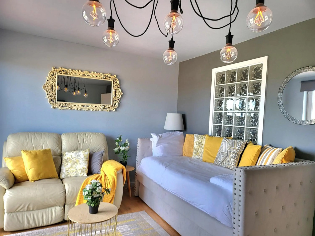 4 Separate Beds, Sleeps 6, Beautiful 2 bed Apt