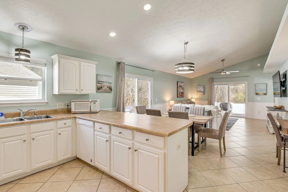 1 Mi From Beach, Private Yard + Community Pools