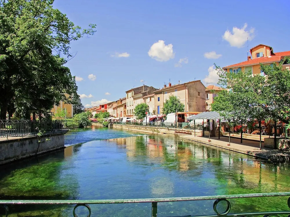 Stylish Villa With Heated Swimming Pool Close to the Lovely L'isle-sur-la-sorgue