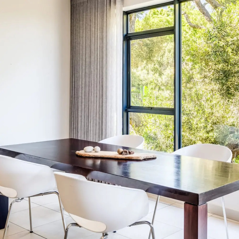 Delightful Rental w Sea Views Vadi Apartment