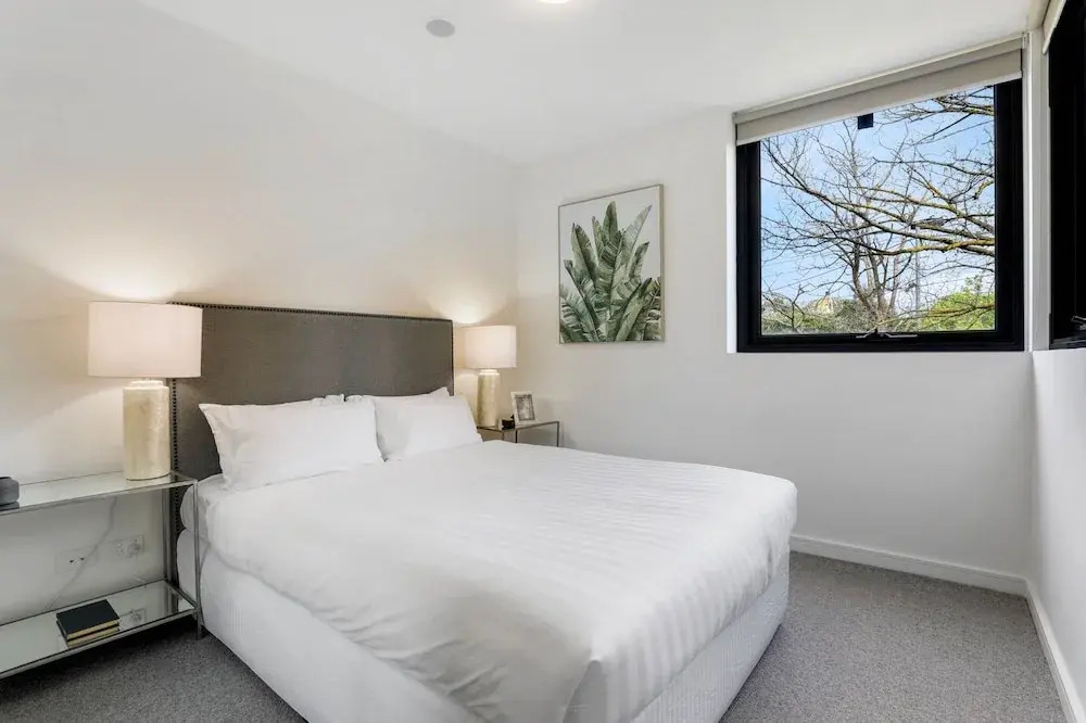 Modern 2-bed Ivanhoe Unit With Parking