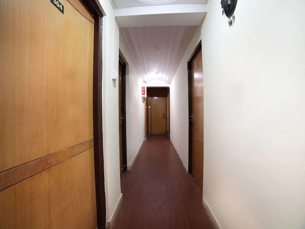 OYO 15211 Hotel Midas