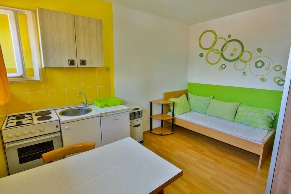 Sunny Apartment with private parking