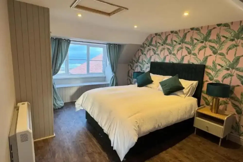 Near Beach - Sea View - Sleeps 6 - Parking