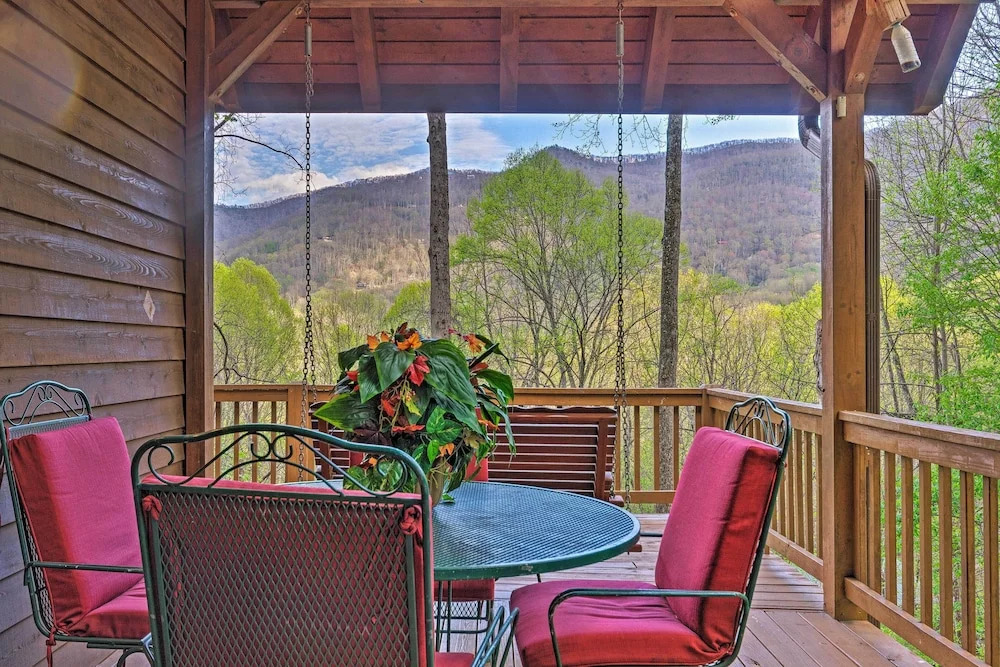 Spacious Maggie Valley Cabin w/ Hot Tub & MTN View
