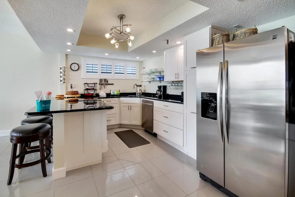 Trillium 5C Beach Front/private Balcony With Amazing Views/pool!
