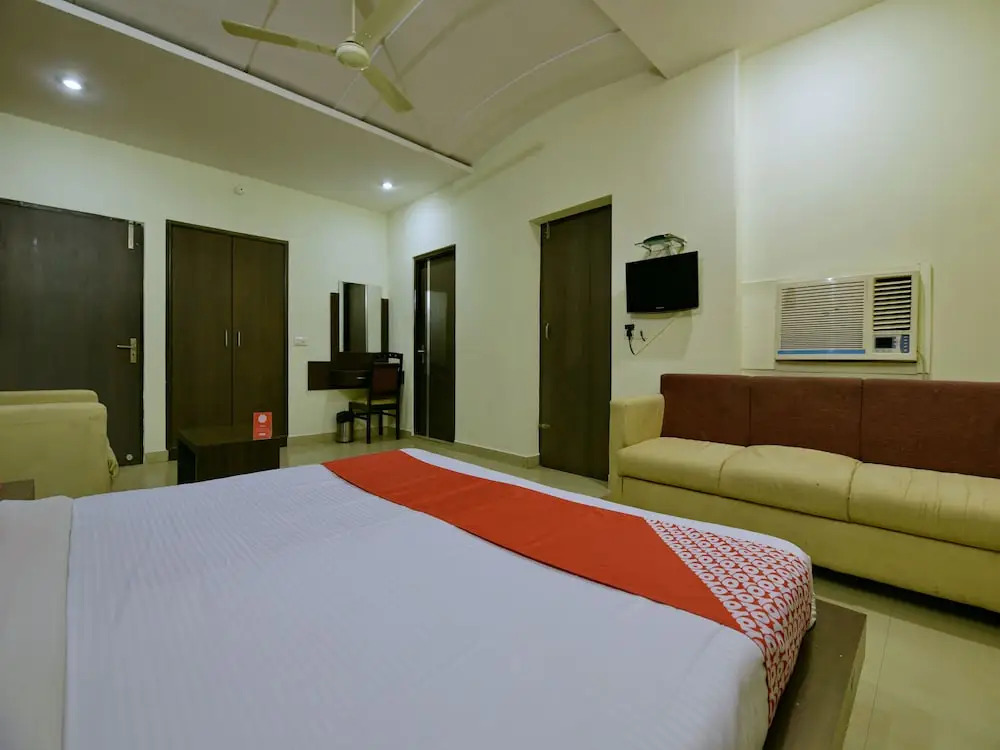 OYO 11754 Hotel Classic 7