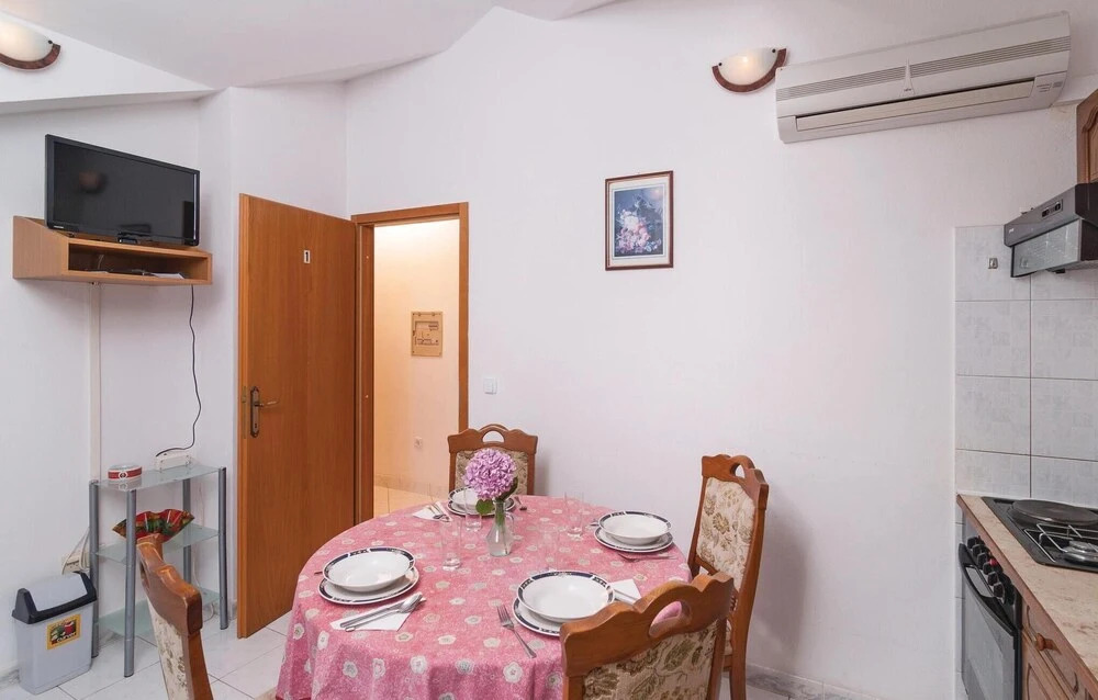Nice Apartment in Supetar With 3 Bedrooms, Wifi and Outdoor Swimming Pool
