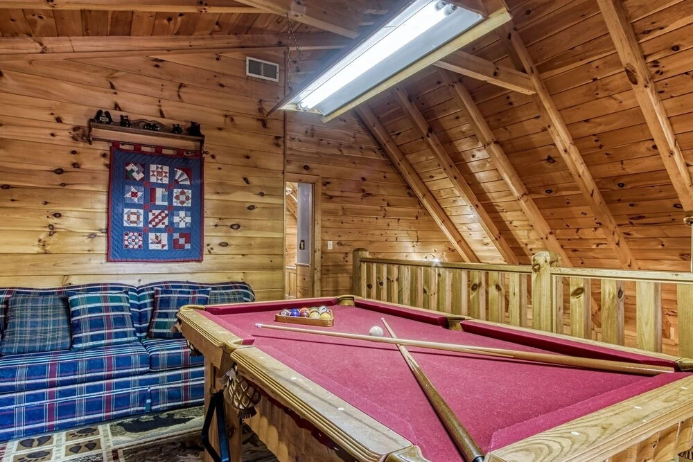 Er 256 - Smoky Mountain Top Great Location - Close To Town! 3 Bedroom Cabin by RedAwning