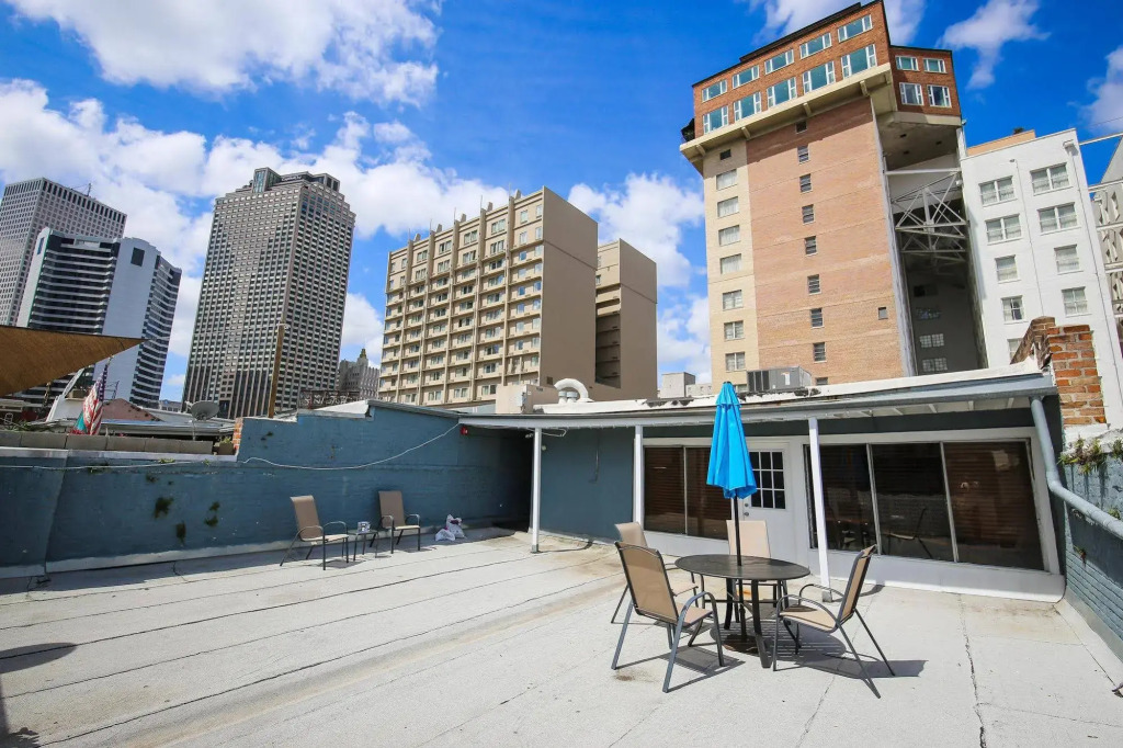 Hosteeva Iberville Street Suites