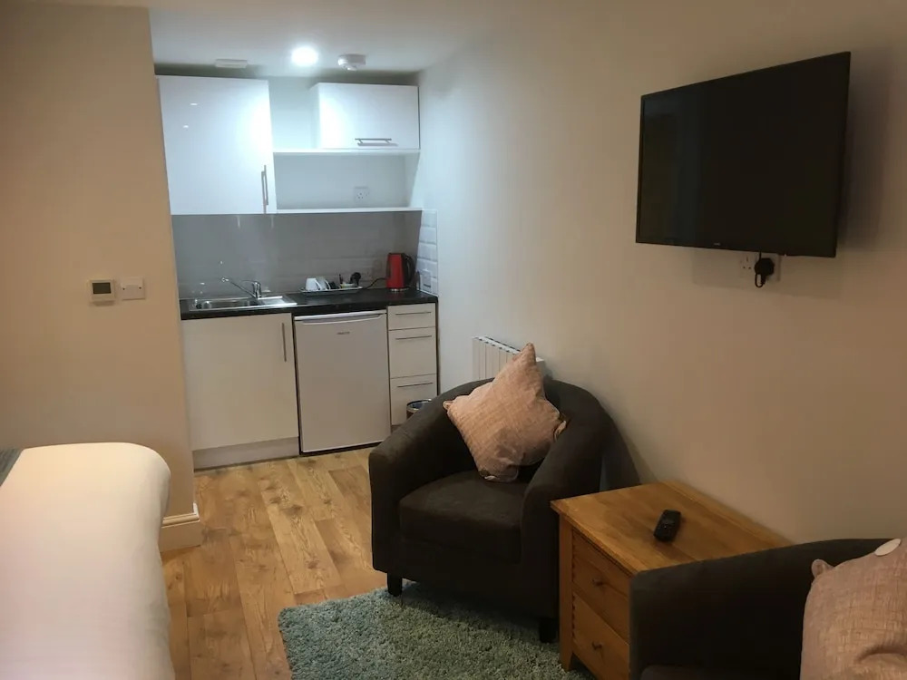Trumbles Gatwick B&B, Peaceful Stay with Parking & Easy Airport Access