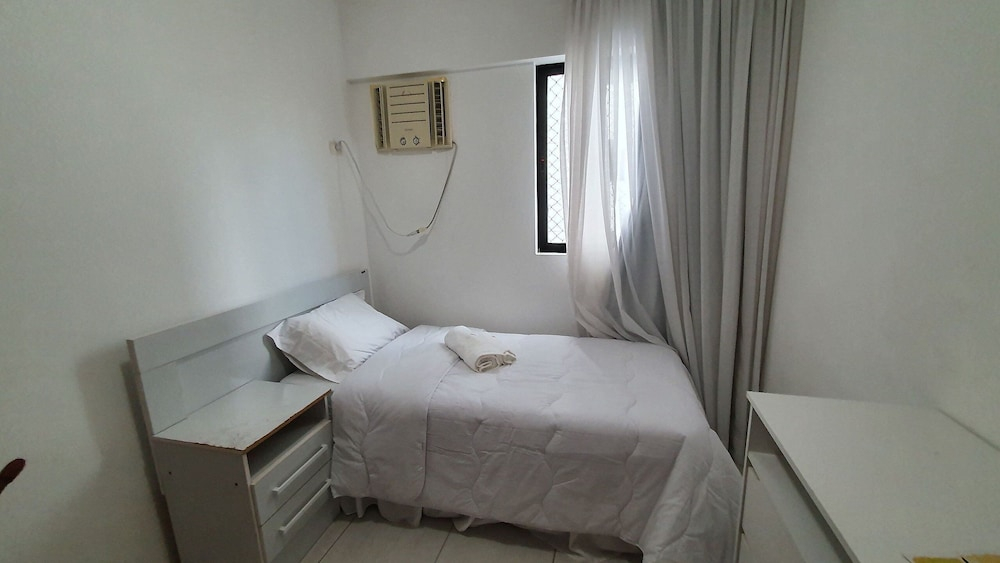 Apt 2 quartos com varanda próximo Praça Casa Forte o bairro mais agradável do Recife ARN901